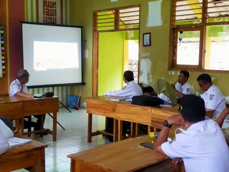 Komunitas Belajar (KOMBEL) SMPN 4 Mlandingan