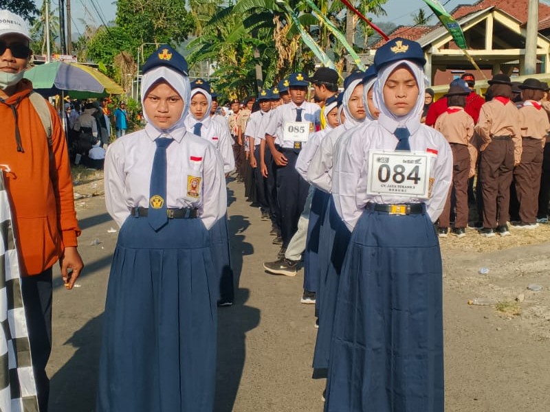 Semarak HUT ke-81 Kemerdekaan RI, SMPN 4 Mlandingan Satu Atap Ikuti Gerak Jalan
